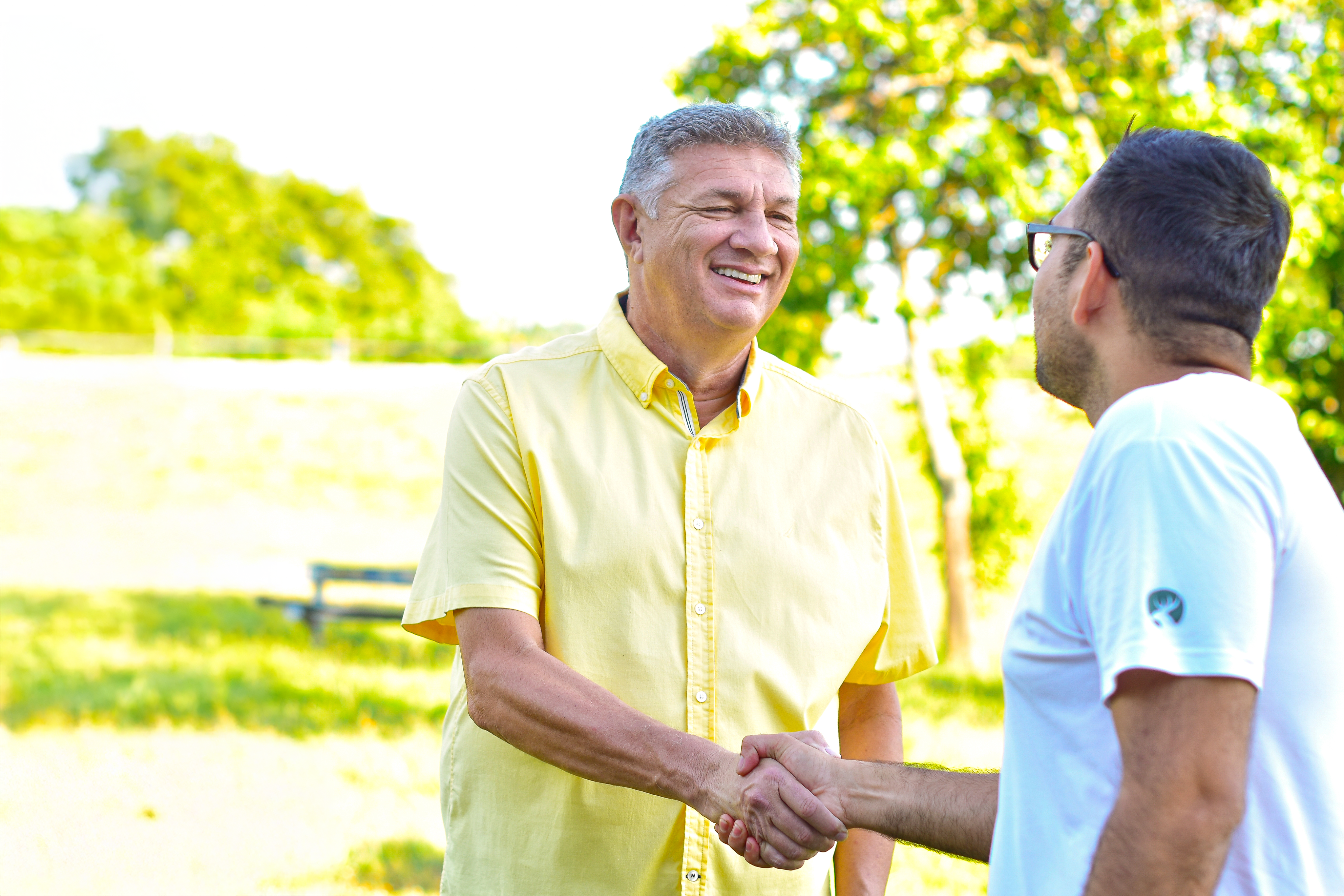 Abraham Skierkier saludando